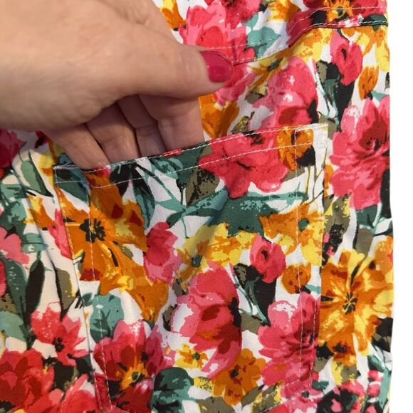 Norm Thompson Vibrant Floral Print Cropped Pants. Size 6. Beautiful!! - Picture 6 of 8